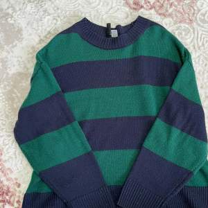 Grön och mörk blå randig tröja från H&M. Jätte mjuk och är i bra kondition. Köptes för 149kr.