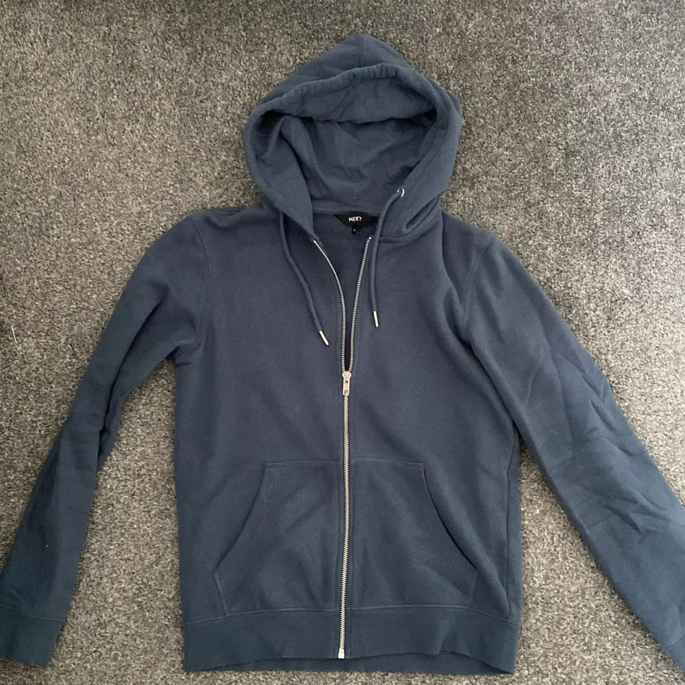 Zip up hoodie i riktigt snygg färg. Använd cirka 2-3 gånger alltså mycket bra skick. . Hoodies.