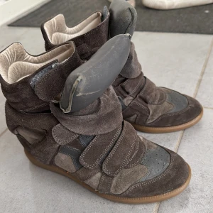 Isabel marant skor  - Hejhej, nu säljer jag mina fina isabel marantskor då jag vill köpa ett par nya i annan färg, dom är ganska använda men fortfarande i väldigt bra skick. De är äkta och inga större skador💞 skriv för mer info.