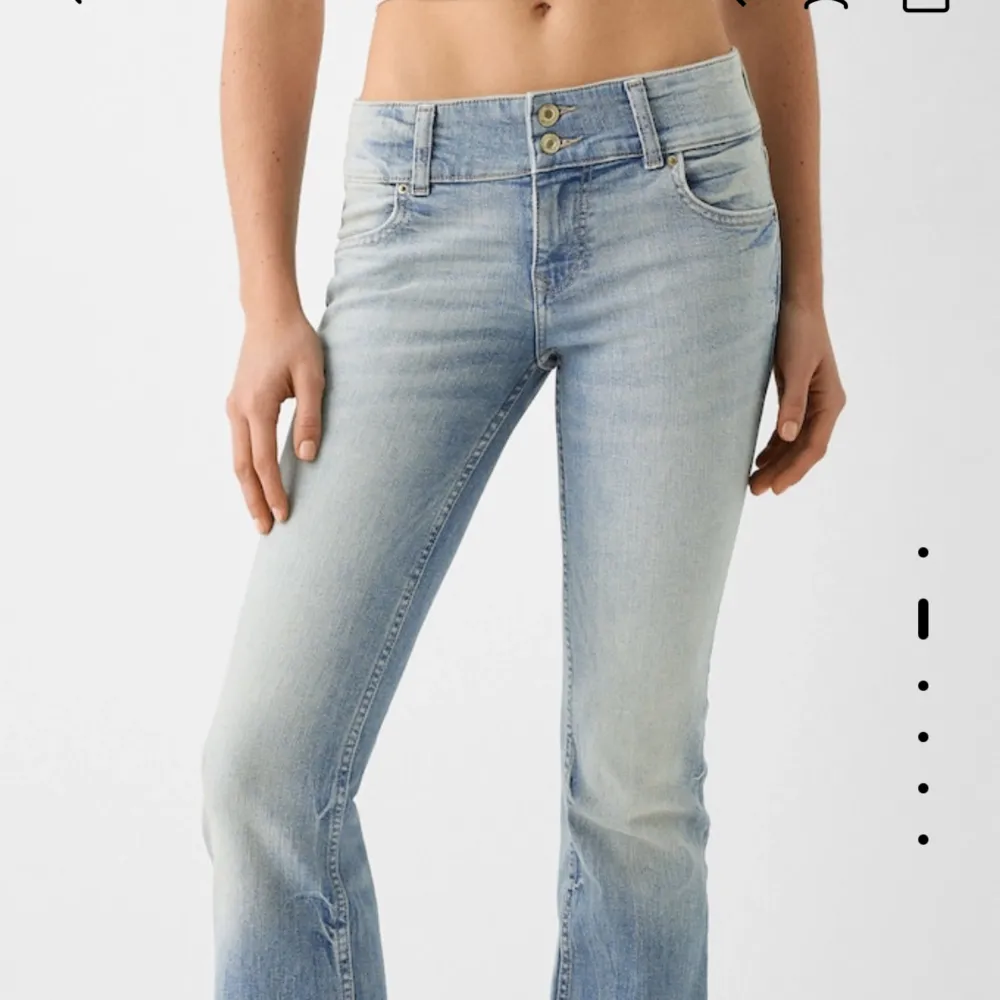 Super snygga jeans från Bershka! Har prislappen kvar och har bara testats 2 ggr. Säljs pga att dem var för små💗. Jeans & Byxor.