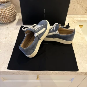 Giuseppe Zanotti skor  - Tjena! Säljer mina ovanliga Guiseppe zanotti skor i storlek 41. Skicket på skorna är 7/10. Det som fås med är dustbag och låda. 