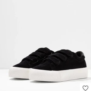 Even&Odd skor - Säljer denna super snygga Even&odd sneakersarna då de tyvärr inte har kommit till någon användning💕men därför är dom också väldigt bra skick! Storlek 39🥰hör av er vid frågor