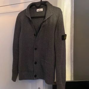 Stone island tröja - Hej säljer denna väldigt fina Stone island tröja. Tröjan är väldigt fint skick. Det är storlek 12 år/156 men passar betydligt större jag är 170 lång inte så smal den är liten på mig men skulle säga att den passar xs. Hör av dig vid frågor eller bild.
