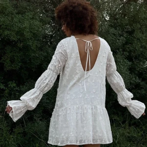 Säljer slut såld klänning från nakd!! - Jag säljer den populära klänningen från nakd i storlek 38 lappen sitter kvar endast testad!  Säljer vid intresse och bra pris!  Hör av er om ni vill ha flera  bilder med den på! 🫶🏼 Köparen står för frakten<3