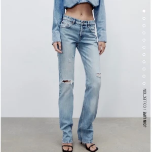 ZARA Straight jeans med slitningar - Säljer dessa jeans då de ej kommer t användning, inga defekter och användt fåtal gånger ❣️ Orginal pris 370kr 