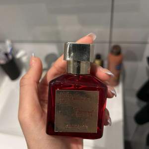 Säljer en baccarat rouge parfym (ny- endast test sprutat) köpt för 4100kr på NK, och en Versace parfym (halva flaskan). Säljer båda två för 2500kr men om endast baccarat rouge parfymen vill köpas så säljs den för 3000kr. 