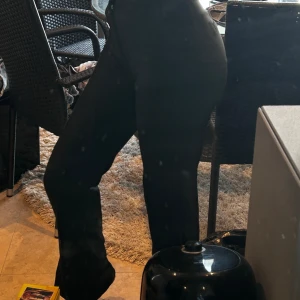 Kostymbyxor med slit - Jag är 170cm och dem går ner hela vägen. Dem är använda ett flertag gånger men ingen skada