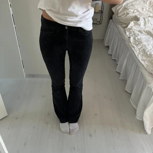 Bootcut jeans  - Vanliga svarta lågmidjade byxor. Säljer för att jag har andra.  Innerbenslängd: 76-77 cm Midjemått rakt över: ca 37 cm