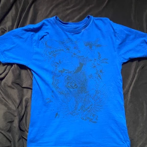 T shirt - Blå tröja med asfett tryck utan lappar 