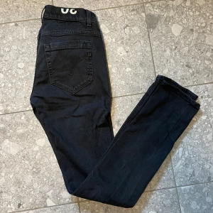 Dondup jeans strl 30 - Säljer dessa Dondup jeans i okej skick storlek 30