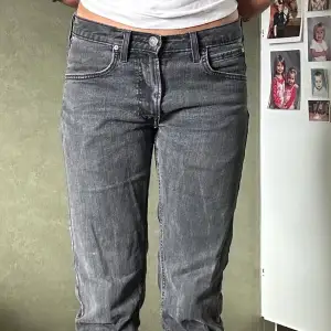 Jeans från Lee, passar mig bra som vanligtvis ligger mellan xs/s. Jag är 169 cm lång. Köpta secondhand, fint skick. 