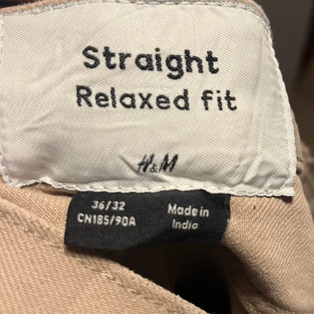 Säljer H&M straight relaxed fit i färgen  beige. Använda 4-5 gånger. Jeans & Byxor.