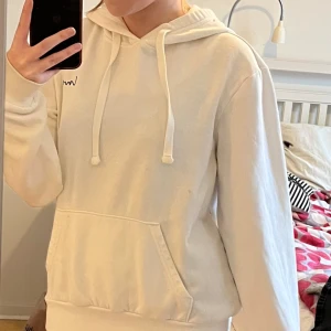Vit hooodie HM - Har ägt den länge men knappt använd så lite nopprig men annars hel. Normal i storleken och väldigt mysig. 