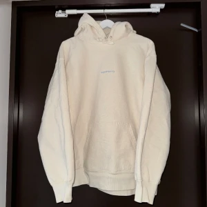 Supreme hoodie  - Supreme hoodie jag knappt använt.  Bra skick. Storlek L, jag är 180cm 73kg. Den är krämvit med blå supreme brodering.  Väldigt bra kvalite på tröjan, den är tung och tjock i tyget så den sitter väldigt snyggt.  Number one hooded sweatshirt FW21