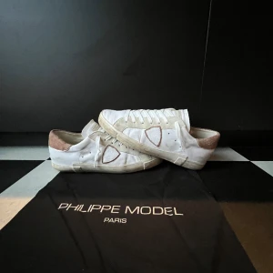 Philippe model skor - Tjena! Säljer nu dessa riktigt feta philippe model skorna // skick 8/10 // dust ingår🙌 // Har du några funderingar så skriv gärna