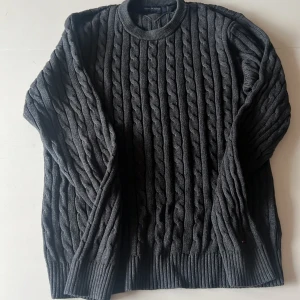 Tommy Hilfiger stickad tröja herr  - Fin Sticakd Tommy Hilfiger tröja i strl XL  Cotton Cashmere  Använd 1 gång pga av strl då den var för stor 