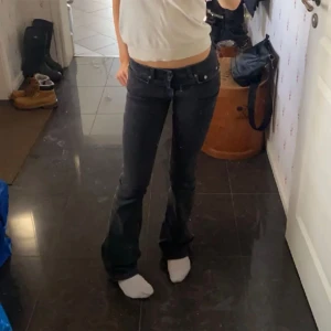 Jeans - Bikbok jeans, storlek 25W 32L. Som tyvärr är försmå för mig. Low straight modellen. ❤️ Inga fläckar som nya!  Lånade bilder