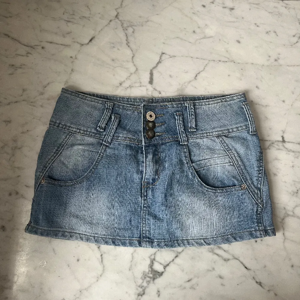 Lågmidjad jeanskjol med dragkedjor på baksidan ❤️Midjetmått:  38 cm stretchig❤️Längd fram:  28 cm❤️Längd bak: 30  cm❤️  ❤️HAR EJ BILDER PÅ❤️. Kjolar.