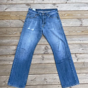 Levis 501  - Säljer ett par Levis 501or i W32:L32 Passar mig perfekt (183cm) Slitningar från fabrik  