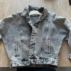 Overaize jeans jacka  - Jacka till salu oanvänd . Oversize!