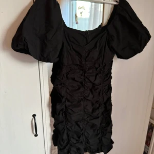 Klänning  - Superfin Klänning från Gina Tricot.  Storlek M  Dragkedja i ryggen  