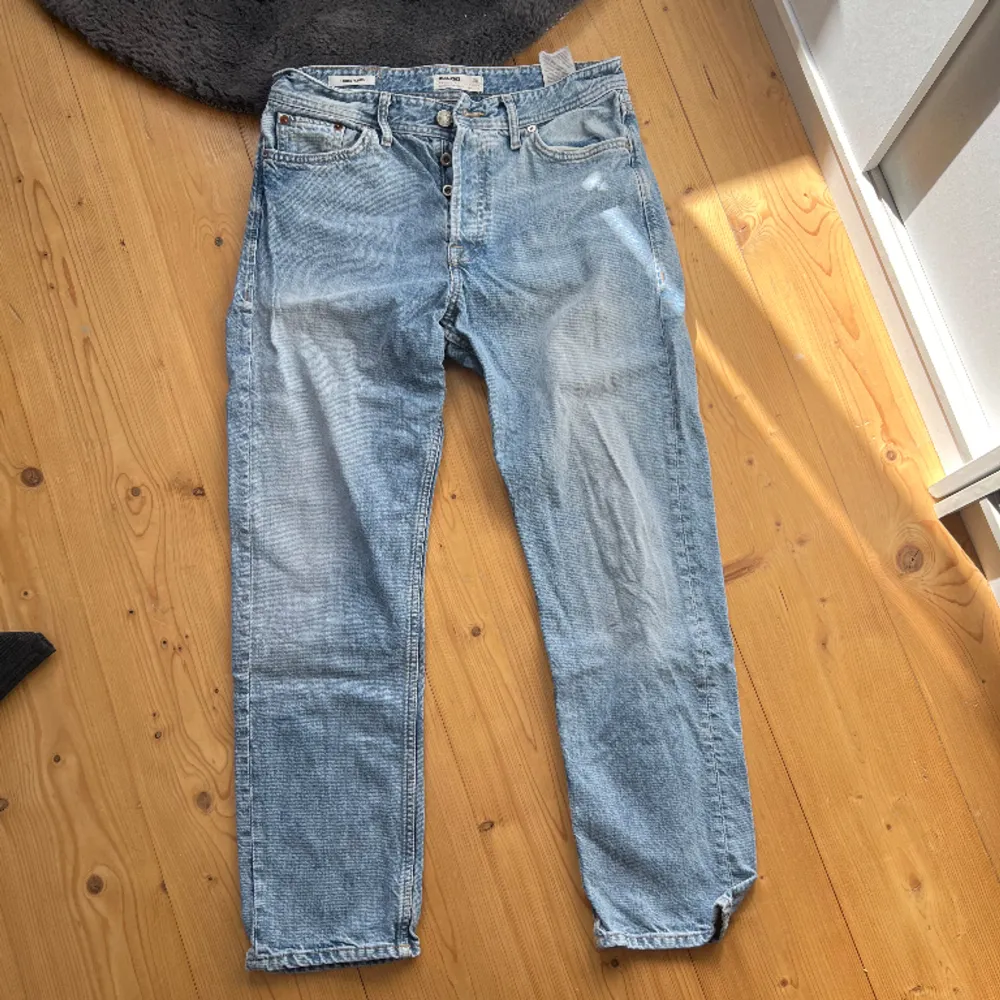 Ett par väldigt snygga Jack & Jones jeans. Aldrig använda och extremt bra skick. Storlek 30/30 . Jeans & Byxor.
