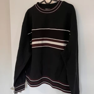 Sweatshirt  - Sweatshirt från H&M Studio. Använd men i fint skick utan fläckar eller hål ✨ Priset är förhandlingsbart!