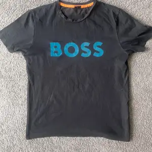 En boss tröja som är i perfekt skick. Säljer den för billigt pris så det blir först till kvarn.
