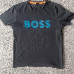 Boss T-Shirt - En boss tröja som är i perfekt skick. Säljer den för billigt pris så det blir först till kvarn.