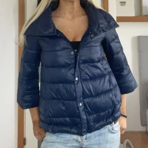 Herno liknande jacka!!😻 - OBS det kommer flera så följ om du inte vill missa!!!💋 as snygg o trendig trekvartsärmad jacka med krage som är extremt lik den från herno! Perfekt skick o storlek 34! Priset är för nuläget inte diskuterbart. Tryck gärna köp nu!