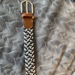 Snyggt flätat bälte passar alla maxlängd 105cm - 105cm bälte för billigt pris använder inte bältet längre säljer för 69kr