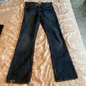 Bootcut jeans  - Köpta från plick, säljer för att de är korta och lite tajta på mig  Innerbenslängden är 75 och runt midjan 74 cm💗