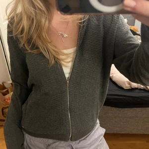 Grå stickad kofta🩶🩶 - Väldigt snygg med najs mönster🩶🆒