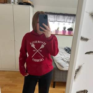 Röd teenwolf hoodie med tryck i bak från amazon❤️säljer för 50❤️