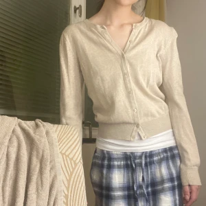 Stickad kofta  - Stickad kofta från H&M i beige, super söt 💕