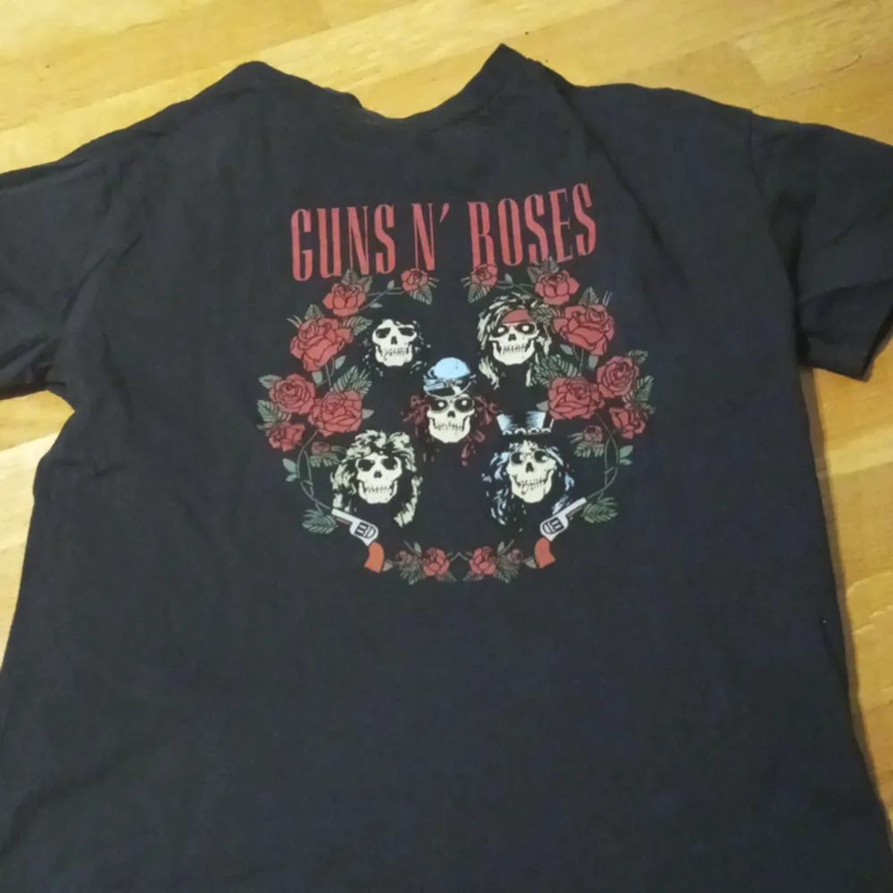 Fett cool guns n Roses tisha från Cubus. Storlek xs. Ny skick och tvättar innan frakt. Lämna gärna omdöme♥️♥️♥️♥️. Toppar.