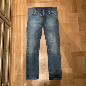 Säljer dessa jeans från Nudie | Modell: Grim Tim | Storleken på jeansen är 30/30 | Skicket på jeansen är mycket bra utan några defekter (Hålet ingår i modellen) | Mitt pris: 499kr - Nypris: 1800kr | Hör gärna av vid minsta lilla fråga! | 