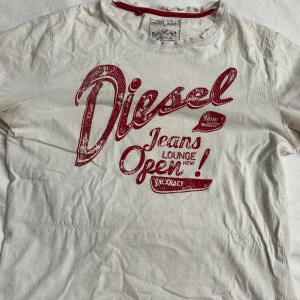 Diesel Tshirt  - Köpte på loppis, säljer då den hade fläckar i armhålan som inte försvann i tvätten och inte passade💕pris kan diskuteras