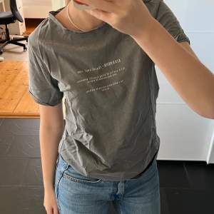 T shirt med synonym tryck i mörkare grå! Knappt använd! Kontakta för mer bilder och info!