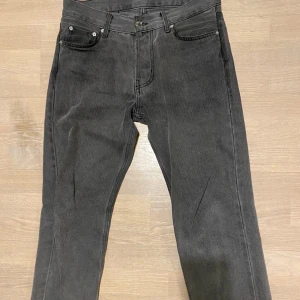 Jeans  - Jeans från sweet skatebording company i bra skick!