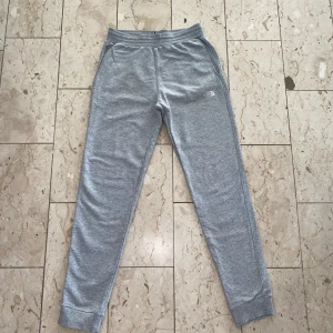 North Face byxor - Ett par North Face mjukisbyxor i storlek XL-Youth vilket funkar för dig med S🔥 De är använda men i fint skick. Kontakta vid minsta fråga🔔