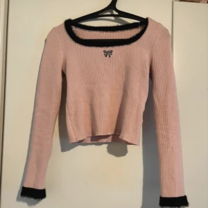 Stickad topp Dazy - Stickad topp från Dazy i storlek XS. Endast använd några gånger. Säljer då jag inte tycker den sitter bra på mig i bysten 