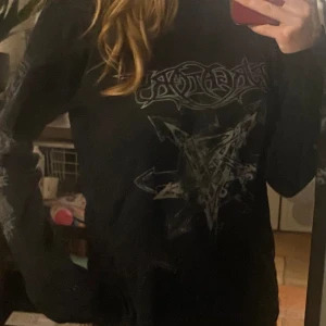 Fet emo tröja  - Köpt vintage på humana för 300, aldrig använd