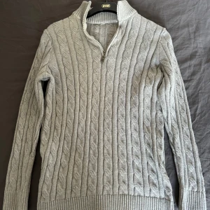 Half zip tröja  - Riktigt skön half zip tröja i bra kvalite från Zulo. Helt oanvänd tröja då den inte passar mig helt.  Nypris: 1100kr  Strl: M