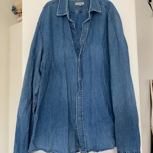 Jeansskjorta COS - Jeansskjorta från Cos i tvättat material 💙 sparsamt använd! Strl XL men jag som är en S har använt den som oversized.