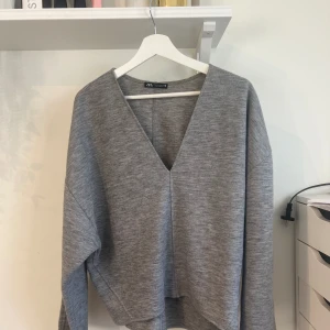 Grå tröja från Zara - En superfin tröja från Zara som köptes i London! tröjan är v-ringad och passformen är perfekt❣️