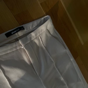 Kostymbyxor - Biege kostymbyxor storlek Xs och lång i benen. •Utsvängda •Låga Hör av er för mer info☺️ 