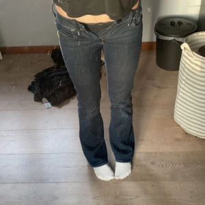 G-star jeans - Säljer dessa dö snygga mörkblåa jeansen som tyvärr inte passade mig!💗 Köpta från plick och nypris är runt 1000kr, jätte fina och fint skick!❤️