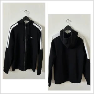 Boss ziphoodie - En grymt snygg ziphoodie från Boss i mycket bra skick. Köpt för 1789 kr 2023 och har använts 5-10 ggr sedan dess. 