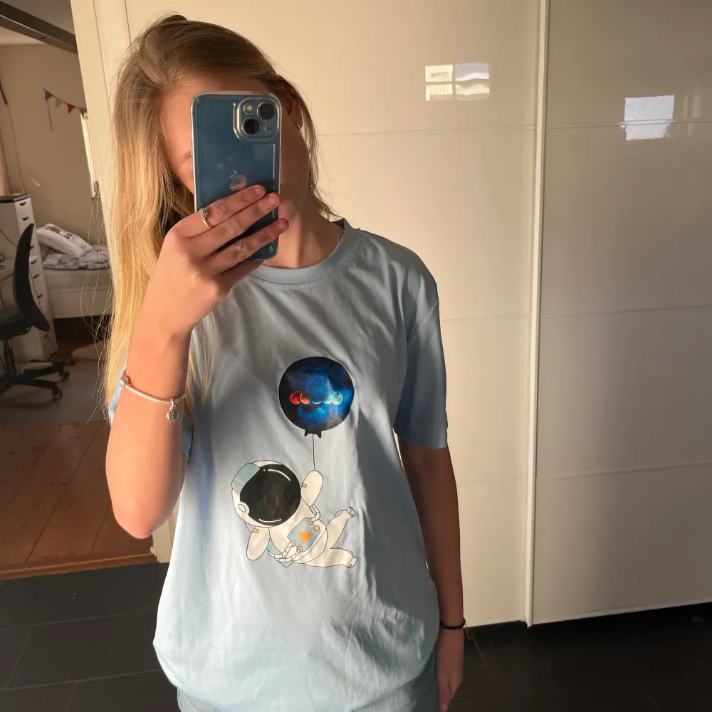 T shirt med astronaut och ballong, aldrig använd. Kontakta för mer bilder och info!. T-shirts.